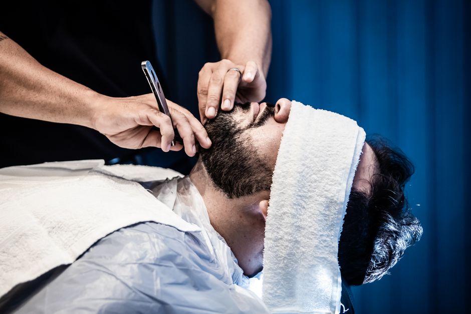 Bărbierit cu Lamă — TOP BARBER București